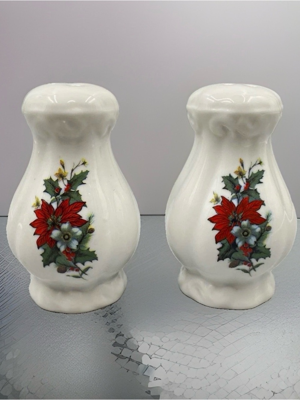 Ceramic Floral Poinsettia Salt & Pepper Shaker Set, Christmas vintage